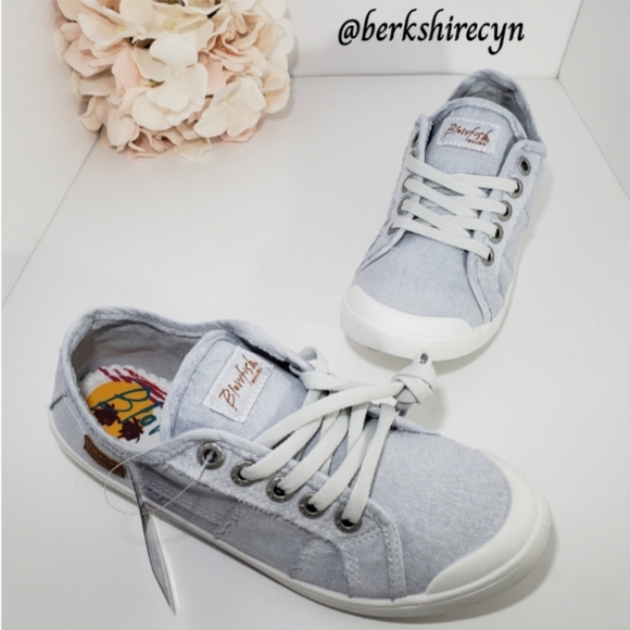 comfortable canvas sneakers